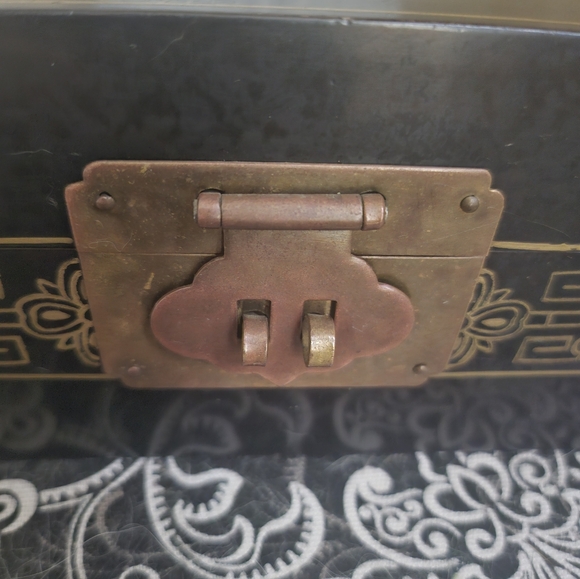 Older Vtg Chinese Lacquer Jewelry Box Hand Painted Carved Mother of Pearl Jade - Picture 5 of 15